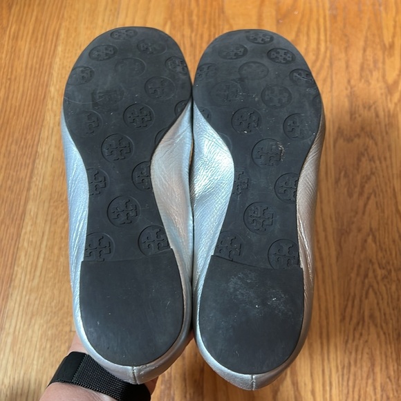 Tory Burch Reva Logo Silver Ballet Flat 7 - Picture 11 of 14